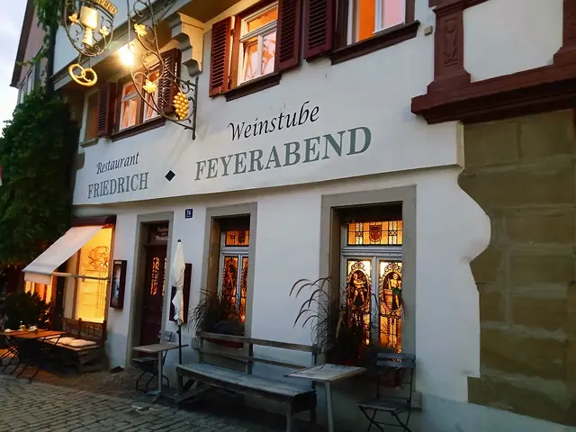 Café Feyerabend ist am Abend romantisch beleuchtet.  | Foto: sigischlottke