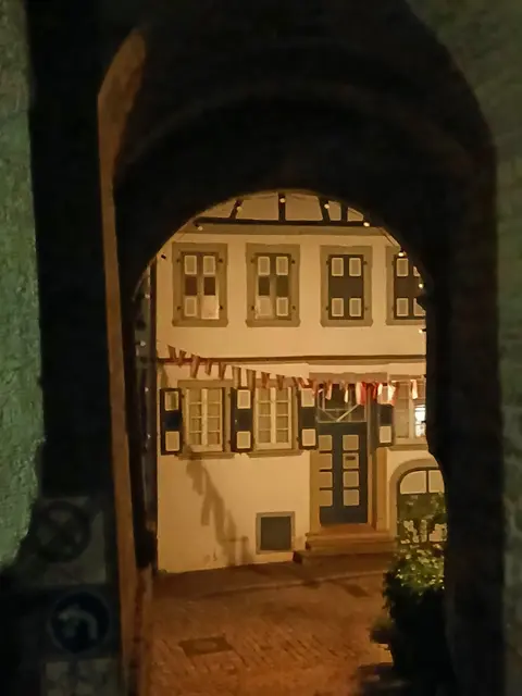 Blick durch einen Torbogen. | Foto: sigischlottke