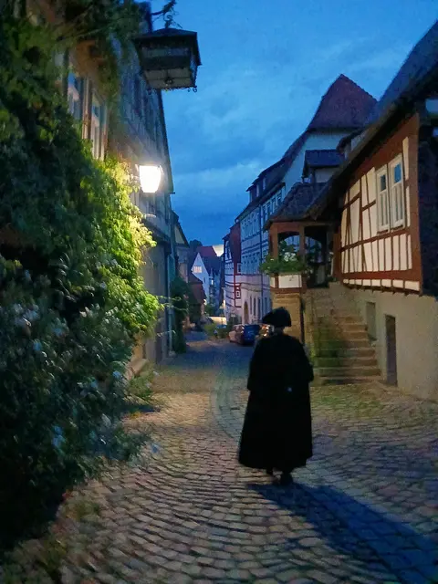 Der Nachtwächter führt uns durch die Gassen der Altstadt.   | Foto: sigischlottke
