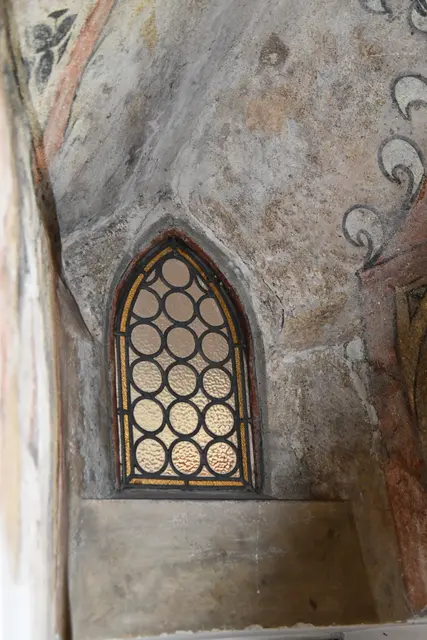 Altes Kirchenfenster mit Freske hinter dem Altar. | Foto: JuKo
