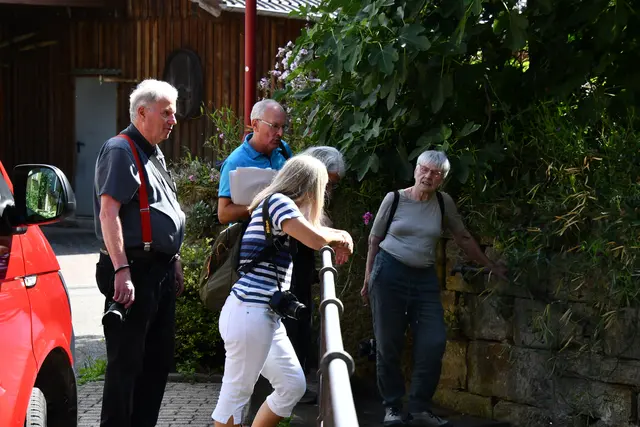 Alle hören gespannt zu | Foto: JuKo