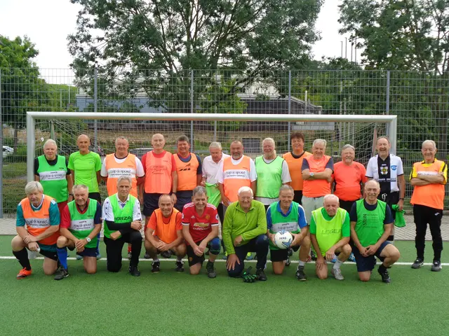 Die Fleiner Ü60/70-Fußballsenioren-Trainingsgemeinschaft  vor dem monatlichen Trainingsspiel auf dem Fleiner Kunstrasen | Foto: Alfred Kulka