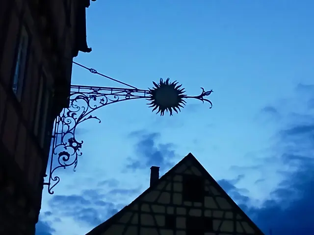Das Wirtshausschild vom Gasthaus Sonne.  
In früheren Zeiten konnten auch Menschen, 
die des Lesens nicht mächtig waren,  durch  diese Schilder den namen des Gasthaues "lesen".  | Foto: sigischlottke