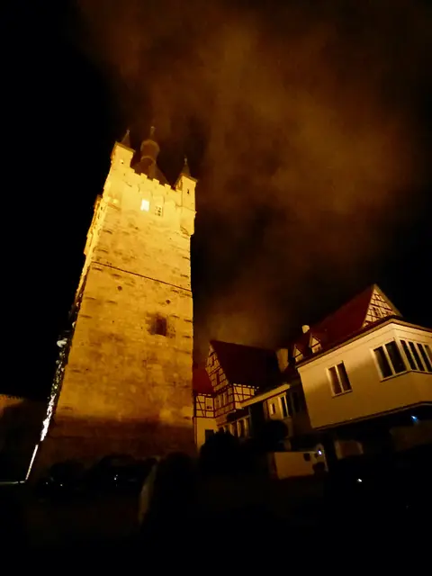 Der Blaue Turm ganz hell erleuchtet und umspielt von zarten Nebelschwaden, die vom Neckar herausziehen.  | Foto: sigischlottke
