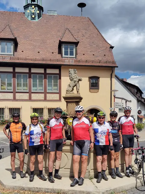 Rennradsportler vom SV Leingarten vor dem Stadtbrunnen von Löwenstein | Foto: Urheberbild von Willi Frasch