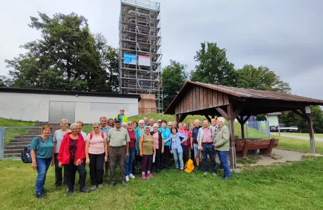Die Juli-Seniorenwanderung des Schwäbischen Albvereins, Ortsgruppe Untersteinbach führte unter der Leitung von Ingrid Zoll zum Steinknickleturm bei Wüstenrot-Neuhütten. | Foto: Schwäbischer Albverein, Ortsgruppe Untersteinbach / Dietmar Binder