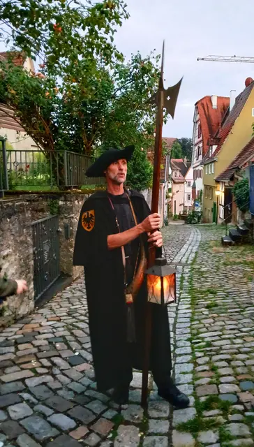 Unterhaltsam führt uns der Nachtächter durch's Bad Wimpfener Städtle.  | Foto: sigischlottke