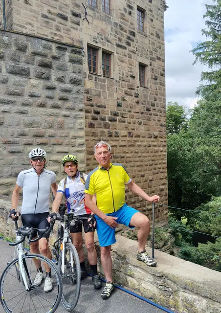 Rennradgruppe vom SV Leingarten vor der Stauferburg Magenheim | Foto: Urheberbild von Willi Frasch