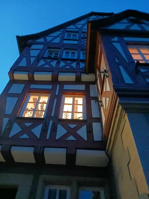 Fachwerkhäuser wirken mit den beleuchteten Sprossenfenstern immer sehr heimelig.   | Foto: sigischlottke