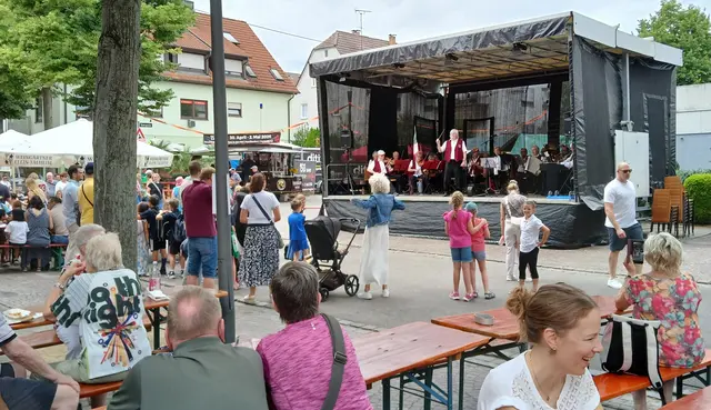 Dirigent Hans Span animierte erfolgreich das Publikum auf dem Fleiner Weinfest zum fröhlichen Mitsingen. | Foto: privat