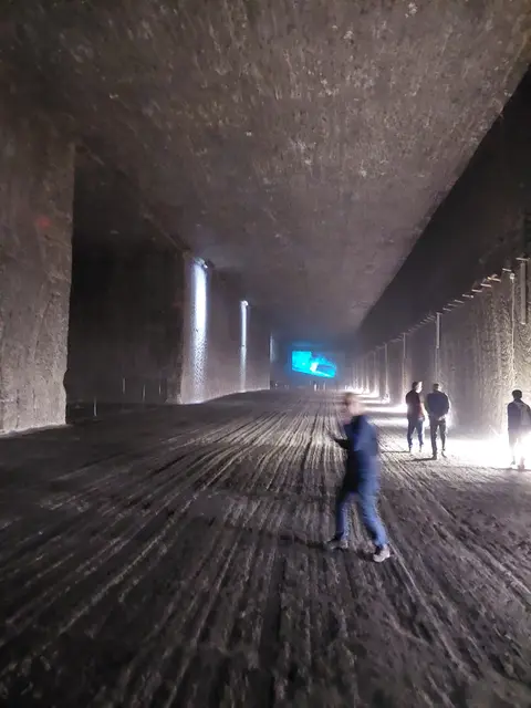 Die Gänge sind riesig und lang- dieser wurde von einer der modernsten und weltweit größten Maschine Continuous Miner herausgefräst. | Foto: Foto privat