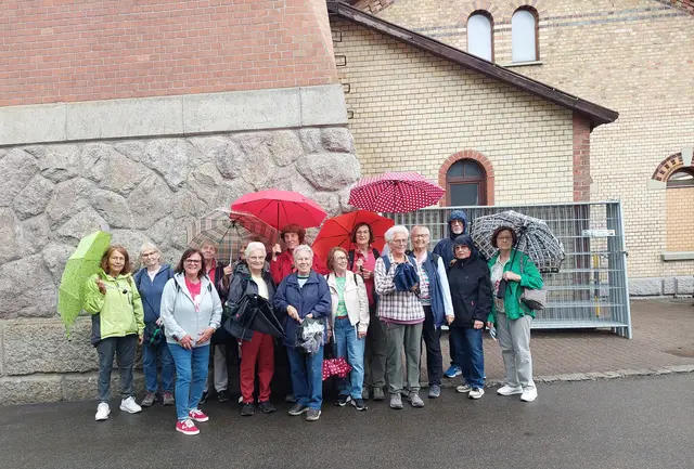 Ein bisschen Regen setzte die schönen bunten Schirme beim Gruppenfoto wunderbar in Szene nocht getoppt durch die fröhlichen Kneippianer. | Foto: Foto privat