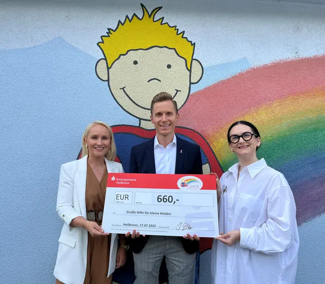 Bild: von links: Iris Leibold, Kaufmännische Leitung, Jonas Banar und Jennifer Pfitzer, Regionaldirektorin | Foto: Foto: Stiftung