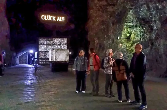 In den Gängen fühlt man sich klein, das glitzernde Steinsalz an den Wänden bezaubert und Präsentationswände aus Steinsalz beeindrucken. | Foto: Foto privat