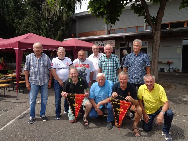 Die Ü-Siebziger der Fleiner Fußballsenioren: stehend v.l.n.r.: Helmut Reber, Wilfried Hofmann, Norbert Klahre, Hans Hoffmann, Rolf Ebinger, Klaus Wolf.
kniend v. l. n.r.: Alfred Kulka mit WFV-Meisterwimpel Ü70 2024, Dieter Böhm, Seppl Adamasky mit WFV-Meisterwimpel 2019, Werner Lewandowski
 | Foto: Alfred Kulka