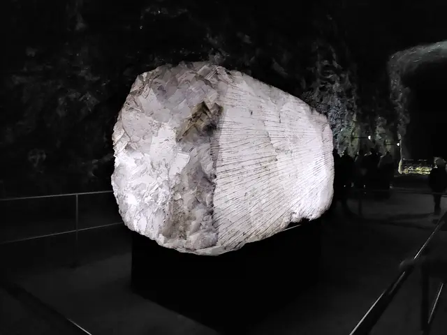 Ein gigantischer Steinsalzblock kann hier bestaunt werden. | Foto: Foto privat