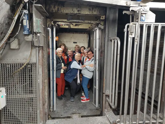 Nach der Wanderung Unter Tage durften die Kneippianer wieder herauf ans Tageslicht- 12 Menschen passen in den Fahrstuhl, wenn man sich etwas zusammenschiebt. | Foto: Foto privat