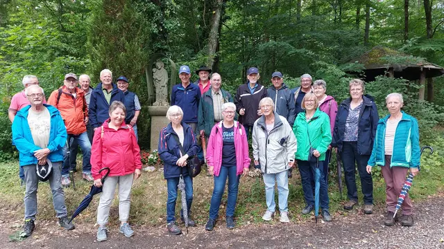 Frohe Wandersleute am Bildstock des Heiligen Josef | Foto: Elfriede Baier 