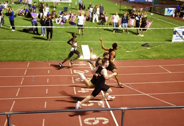Zieleinlauf beim 200-Meter-Endlauf mit Sieger Oskar Krauss (Eintracht Frankfurt) – er wurde vor zwei Wochen über 400 Meter Hürden Deutscher Meister - oben das Wettkampf-Feeling am Rande der Laufbahn
 | Foto: Karl-Heinz Leitz