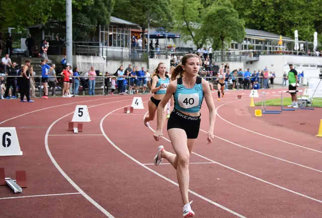 Start 400 Meter der Frauen | Foto: Karl-Heinz Leitz