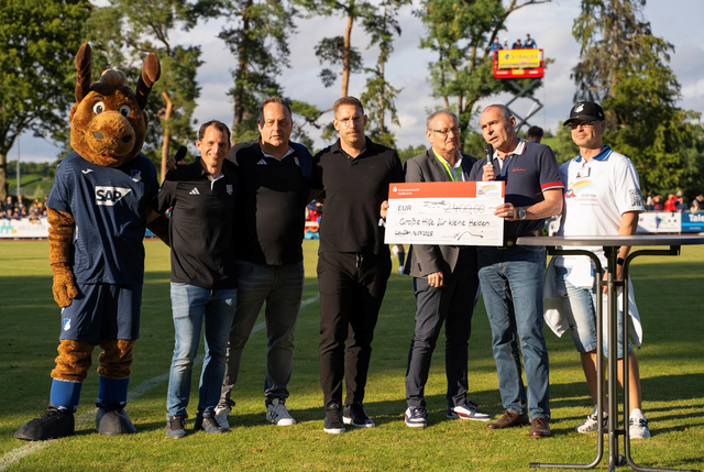 Bild: von links: Maskottchen „Hoffi“, Lukas Losch (Vorstandsmitglied SFL), Steffen Baumann ( Vorstand SFL), Tim Jost ( CMO &amp; CCO TSG 1899 Hoffenheim, Thomas Zimmermann (Heilbronner Stimme), Stiftungsgründer Ralf Klenk und Tino Markgraf (Ehrenamtlicher der Stiftung GHfkH)  | Foto: Quelle: Mica Baumann, SFL