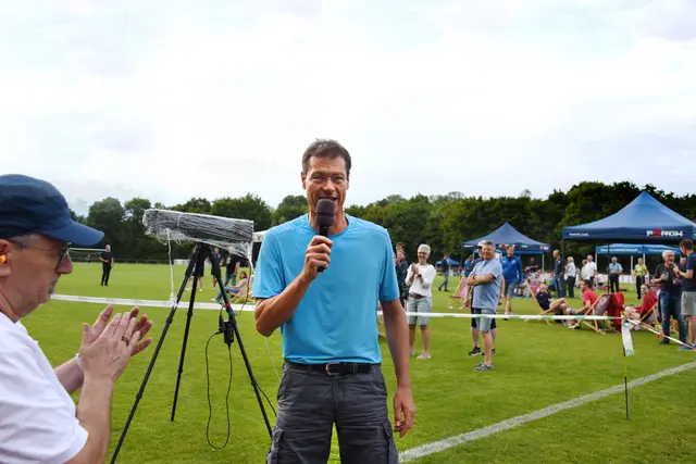 Leichtathletik-Boss Dr. Urs Riemann kommentierte am Rande der Bahn | Foto: Karl-Heinz Leitz