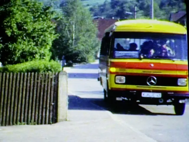 Der Schulbus kommt an  | Foto: Eigene Aufnahme