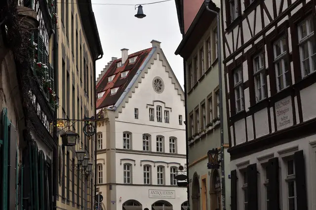 Blick durch die Obere Sandstrasse zum ehemaligen Haus "Zum Güldenen Hirschen"  | Foto: Daniela Somers