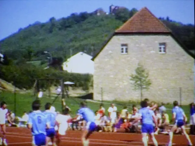 Sporttag auf dem Hartplatz - vorm Keltergiebel die junge Linde | Foto: Eigene Aufnahme