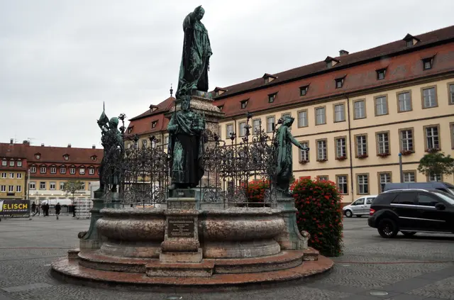Ein Denkmal für den Bayerischen König Maximilian I. Joseph. Der Maximilian-Brunnen wurde 1880 im Beisein des Prinzregenten Luitpold enthüllt. Das Brunnenbecken ist aus Marmor. Die Figuren aus Bronze. Gebaut wurde er von Ferdinand von Miller. | Foto: Daniela Somers