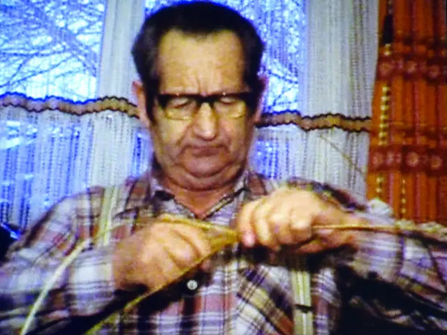 Karl Heinle beim Korbflechten - das konnte in Kocherstetten früher fast jeder | Foto: Eigene Aufnahme