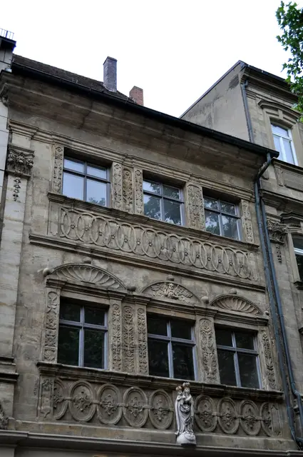 Bürgerhaus mit wunderschöner Fassade. Im Kern 16. Jahrhundert.  Ende 18. Jahrhundert wurde es unter Verwendung von Bauteilen des 16. Jahrh. neu aufgebaut. Solche schönen Fassaden sieht man überall in Bamberg. | Foto: Daniela Somers