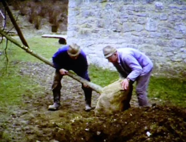 Ortsvorsteher Walter Heller (rechts) pflanzt mit Gemeindearbeiter Willi Karle eine Linde vor der Kelter | Foto: Eigene Aufnahme