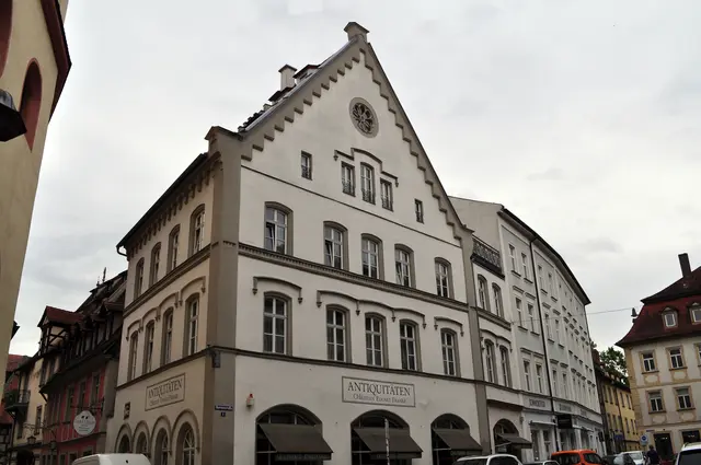 Das heutige Wohn-und Geschäftshaus wurde erstmals im 15./16. Jahrhundert als Steinhaus errichtet. Der letzte Umbau der Fassade fand 1874 statt. Seit 1908 besteht die Schaufensterfront. | Foto: Daniela Somers