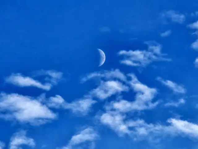 Vorher tanzten die weissen Wölkchen noch um den Neumond.  | Foto: Heidrun Rosenberger