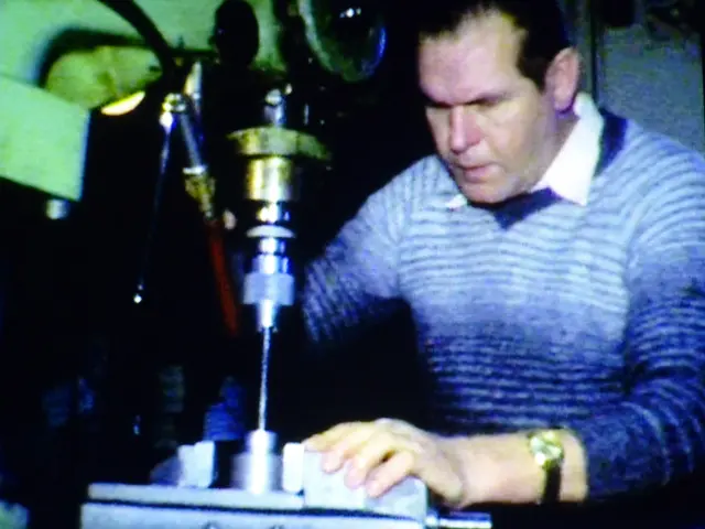 Herbert Hespeler an der Säulenbohrmaschine in der ehemaligen Mühle | Foto: Eigene Aufnahme