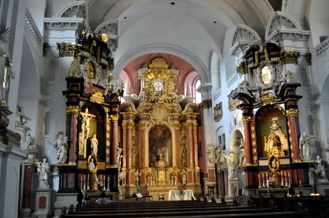 Blick zum Hauptaltar der Kirche | Foto: Daniela Somers
