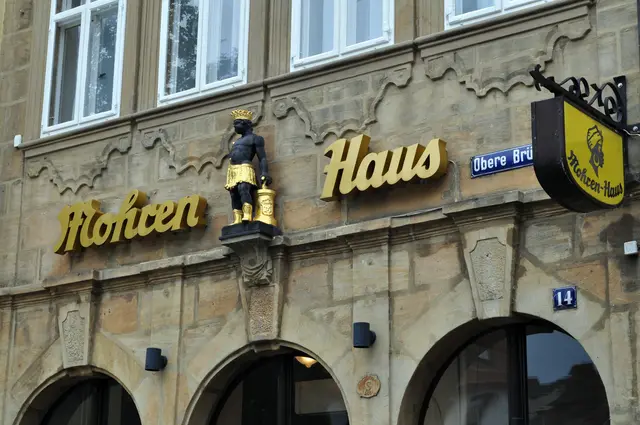 Schon im Jahr 1444 wurde das Haus erstmals urkundlich erwähnt. Seit 1637 ist es unter dem Namen „Haus zum Mohren“ bekannt. Einstmals war hier eine Apotheke. Der Mohr als Namensgeber wird hier als König dargestellt. An seiner Seite ein Mörser zur Herstellung der medizinischen Pflanzenmischungen. Der Mohr sollte Symbol für die Arzneien aus fernen Ländern sein. Heute ist hier ein Laden für "schöne Dinge" untergebracht. | Foto: Daniela Somers