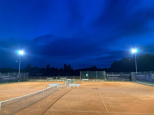 Auf zwei von sechs Außenplätzen kann unter der neuen Flutlichtanlage im Steinsfeldle Öhringen nun Tennis bis in die Abendstunden gespielt werden. | Foto: TSG Hohenlohe