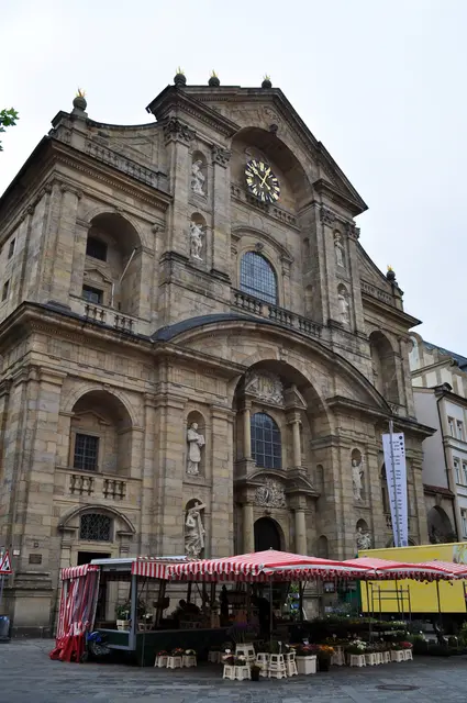 Die Ostfassade der St. Martins Kirche.  Zweigeschossig mit einem Risalitgiebel und den Fassadenfiguren Jesus, Sebastian, Maria und Laurentius. Als Vorbild diente die Mutterkirche der Jesuiten "Il Gesù" zu Rom. | Foto: Daniela Somers