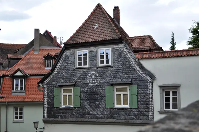Und überall entdeckt man schöne Häuser. Dieses Haus soll wohl im Kern um 1750 entstanden sein. Bezeichnet wird es auf 1822. Die obere Fassade ist verschiefert. | Foto: Daniela Somers