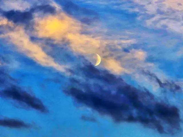 Dann haben die Wolken den Blick auf den Mond wieder freigegeben. | Foto: Heidrun Rosenberger