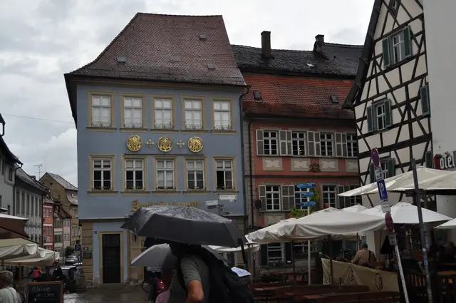 Blick auf das ehemalige Palais Schrottenberg. Die Analyse der verwendeteten Hölzer ergab einen Bauzeitpunkt zwischen 1697–1700. Heute befindet sich ein Gasthaus in diesem Gebäude. | Foto: Daniela Somers