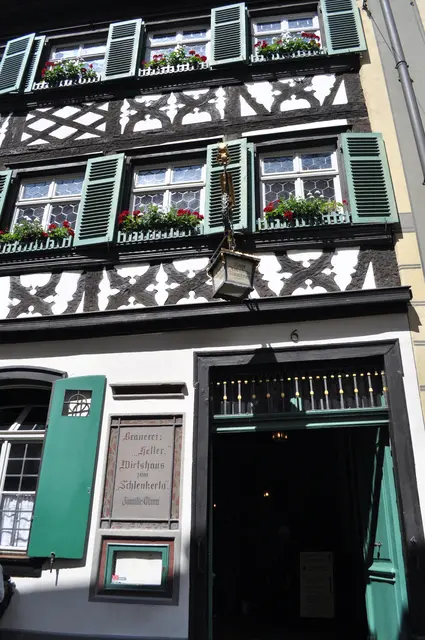 Gasthaus zum Schlenkerla. Dieses bekannte Gasthaus stammt aus der Mitte des 17. Jahrhunderts. Es hat ein massives Erdgeschoss und Zierfachwerk in den oberen Stockwerken. Das ganze Haus zu fotografieren ist kaum möglich ohne viele Passanten auf dem Bild zu haben.  | Foto: Daniela Somers