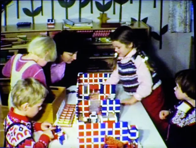 Kindergartenleiterin Justine Foidl mit ihren Schützlingen im neuen Kindergarten | Foto: Eigene Aufnahme