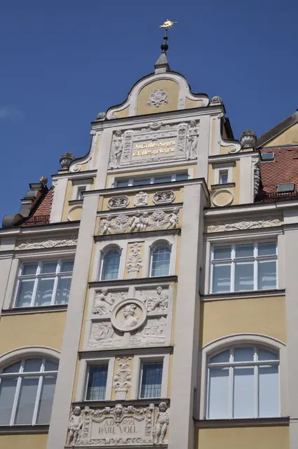 Zweigeschossiger Erker mit Reliefdekor und vielen Stuckarbeiten.  Einfach schön. Heute wohl ein Kaufhaus. | Foto: Daniela Somers