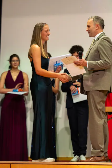 Nele Straupe erhält die Würdigung als Schulbeste (1,2) | Foto: HBS