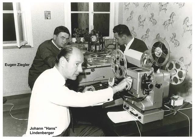Teamarbeit an einem Dorffilm über Garnberg, um 1965. Links hinten Eugen Ziegler, davor Johann Lindenberger. Er war Fotograf und hatte ein Fotostudio in Künzelsau. Der 'dritte Mann' konnte nicht bestimmt werden. Danke an Familie Ziegler für die Freigabe des Fotos und Werner Fischer (Garnberg) für die Recherche zu dem Foto. | Foto: Sammlung L. Ziegler,  beschriftet von W. Fischer