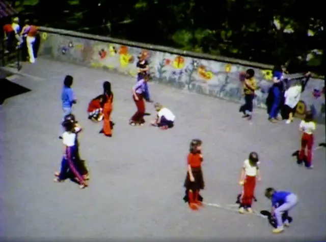 Auf dem Schulhof, der damals noch mit einer Mauer zum tiefer gelegenen Kindergartenspielplatz flankiert wurde | Foto: Eigene Aufnahme
