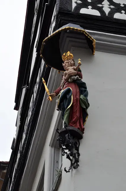 Überall in Bamberg sieht man christliche Figuren an den Hausfassaden. | Foto: Daniela Somers
